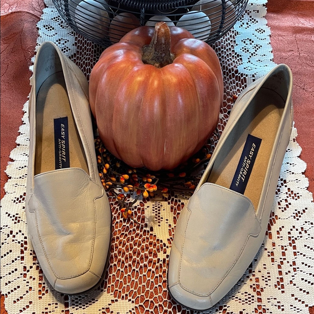 Easy Spirit Anti -Gravity Women's Ivory Loafers Size 8.5